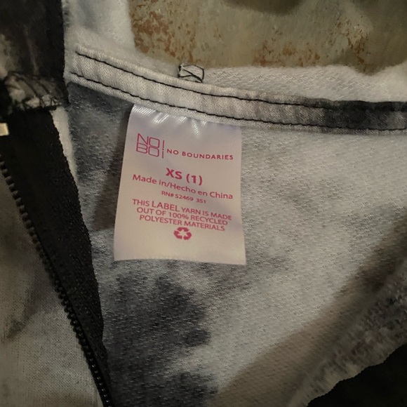 No Boundaries Black and White Hooded Onesie Xs (1) - Picture 6 of 6